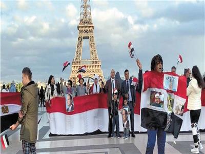 الجالية المصرية بفرنسا أمام برج إيفل للتنديد بالإرهاب ودعم الجيش والرئيس
