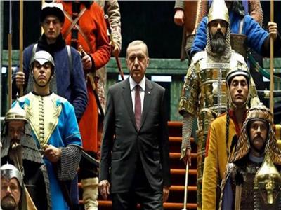 صورة للرئيس التركي وسط جنود يرتدون الزي العثماني القديم