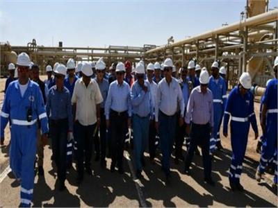 وزير البترول يتفقد موقع إنتاج «بدر 3» بالصحراء الغربية