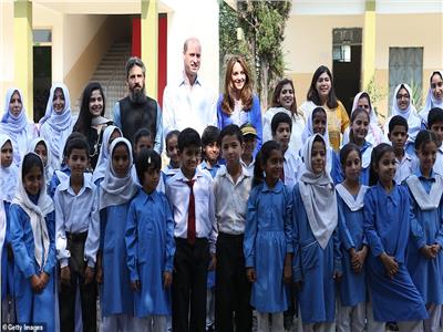 الأمير وليام وزوجته في المدرسة الباكستانية 