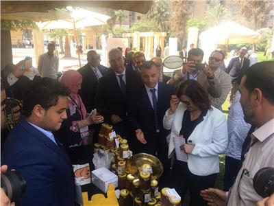 د. منى محرز نائب وزير الزراعة أثناء تفقدها معرض العسل