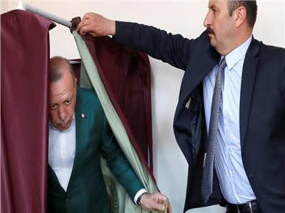 أردوغان يدعي الشرف وعائلته تستولي على أموال الشعب التركي