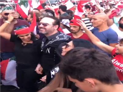وائل جسار يشارك فى احتجاجات لبنان برقصة دبكة