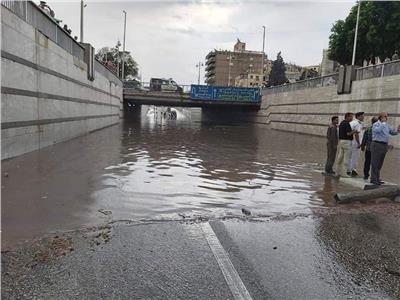 التنمية المحلية ومحافظة القاهرة يواصلون شفط مياه الأمطار