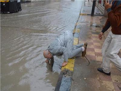 رئيس مركز مطوبس يقوم بتسليك صفاية أمطار