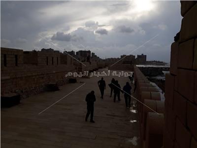  شدة الأمطار تتسلل إلى سراديب قلعة قايتباي في الإسكندرية