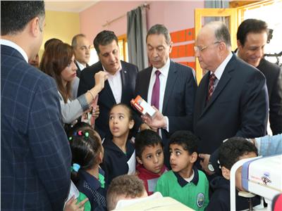  محافظ القاهرة يتفقد قافلة «أولادنا في عنينا» بحلوان للكشف على الطلبة
