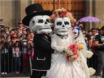 صور|«بالأقنعة المرعبة و التماثيل» .. شوارع المكسيك تحتفل بـ«عيد الهالووين»