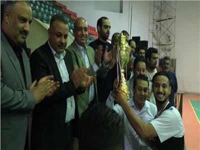 لحظة تسليم النائب عاطف ناصر كأس البطولة لفريق غرب شبرا الخيمة