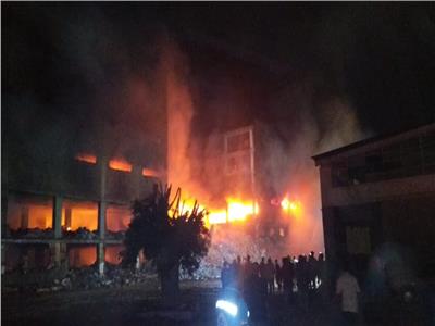 انهيار جزئي بـ«مصنع قليوب» بعد الحريق.. وإخلاء المصانع المجاورة