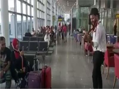 كمنجاتية ينشرون البهجة في مطارات مصر