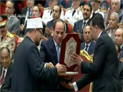  وزير الأوقاف يهدي الرئيس السيسي نسخة من القرآن الكريم