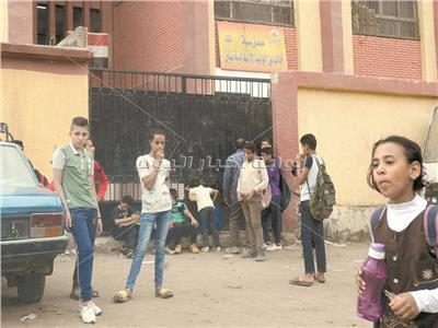 تجمعات الطلاب أمام المدارس في وقت الدراسة