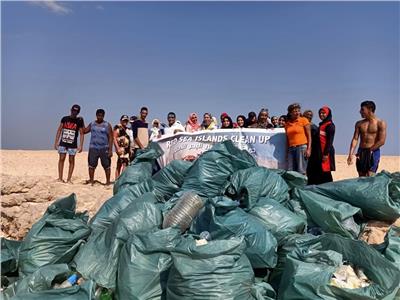 بمشاركة سائحين وطلاب.. تنظيف شواطئ جزيرة مجاويش بالغردقة