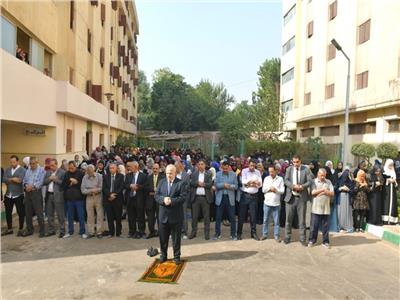 رئيس جامعة القاهرة يؤدي صلاة الغائب