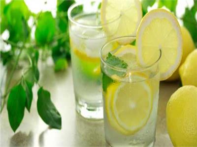 5 فوائد لشرب كوب من «الماء بالليمون» على الريق