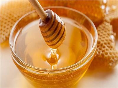 يفوق «الكورتيزون» ويوحد لون البشرة.. العسل سحر لا غني عنه