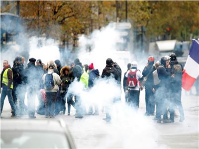  شرطة باريس تطلق الغاز المسيل للدموع في ذكرى احتجاجات السترات الصفراء