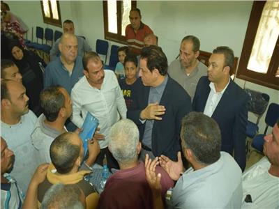 نائب محافظ القاهرة يجتمع مع أصحاب ورش منطقة عين الحياة 