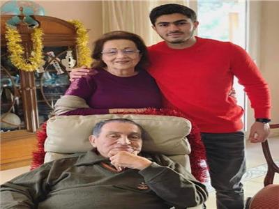 الرئيس الأسبق حسني مبارك وحرمه سوزان ثابت ونجل علاء مبارك - أرشيفية