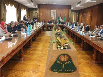 مبارك يعقد جلسة مجلس جامعة المنوفية 