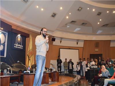 حسام هيكل في جامعة حلوان وسط إقبال طلابى كثيف