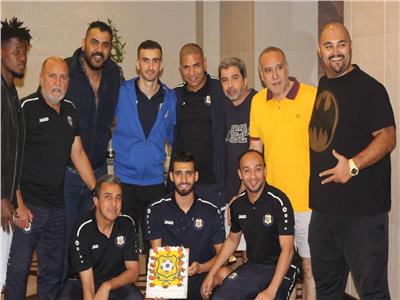 جماهير الدراويش تحتفل مع اللاعبين بالفندق