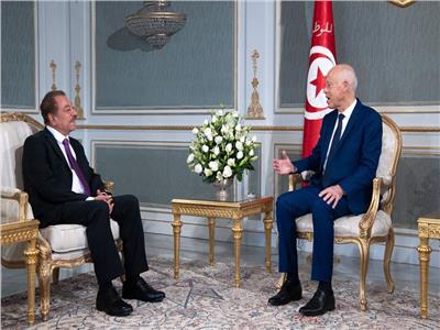 الرئيس التونسي يستقبل الكاتب الفلسطيني عبد الباري عطوان