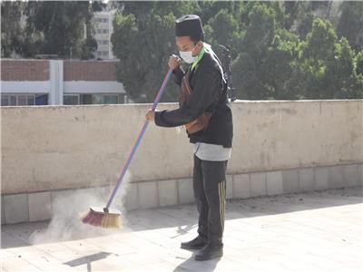 المصريون والوافدون ينظفون أسطح كلية الهندسة الزراعية بجامعة الأزهر