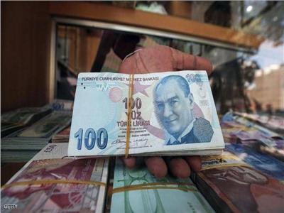 العملة التركية تفقد ما يقرب من 30% من قيمتها أمام الدولار