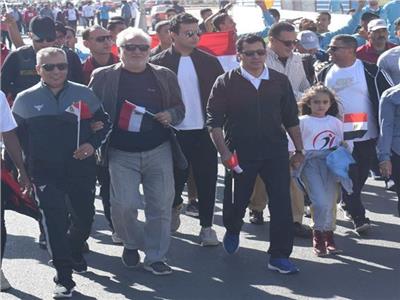 وزير الرياضة يقود مسيرة للمشي على هامش بطولة أولمبياد الغردقة