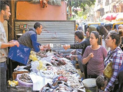إقبال الأقباط على شراء الأسماك ينعش الأسواق