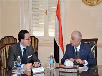 وزير التربية والتعليم يلتقى سفير فرنسا بالقاهرة لبحث أوجه التعاون المشترك في مجال التعليم