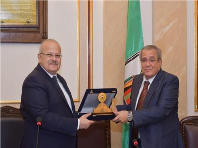 رئيس جامعة القاهرة يكرم "شهاب" و "عصفور" 