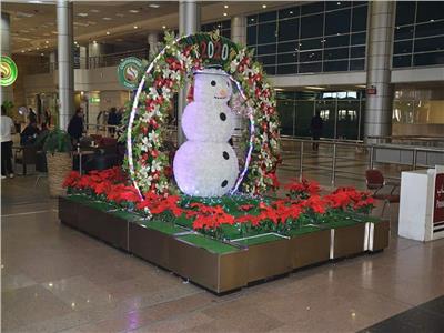 مطار القاهرة يتزين لإستقبال العام الجديد ولأول مرة بوجود بيانو
