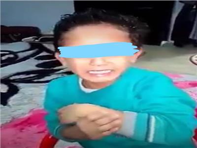 صورة من مقط الفيديو الذي تضمن تعذيب الطفل 