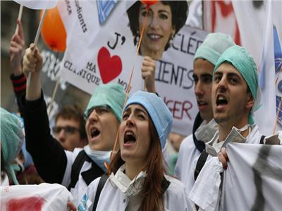 مئات الأطباء بفرنسا يهددون بالاستقالة احتجاجا على قلة التمويل
