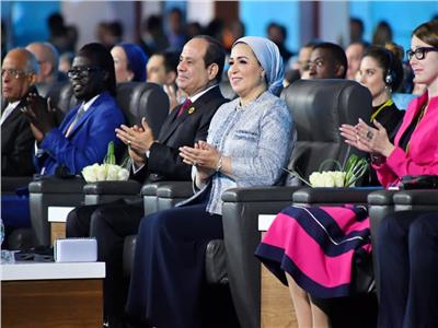 الرئيس عبدالفتاح السيسي وقرينته خلال منتدى شباب العالم