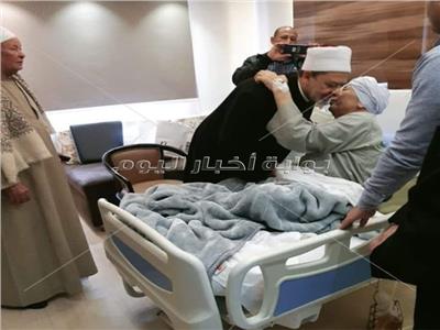 الدكتور أحمد الطيب شيخ الأزهر الشريف يزور خاله في المستشفى