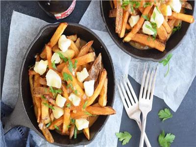طبق اليوم.. «شرائح لحم مع البطاطس المقلية» على الطريقة الكندية