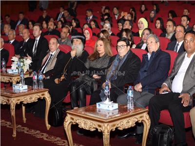 مجموعة كبيرة من نجوم الفن ورجال العلم والدين