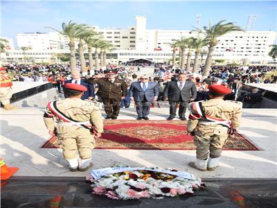 محافظ بورسعيد يضع إكليلا من الزهور علي النصب التذكاري 