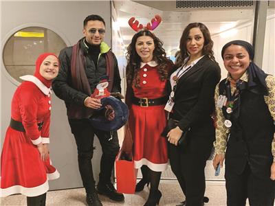 حمادة هلال يحتفل بالكريسماس في المطار