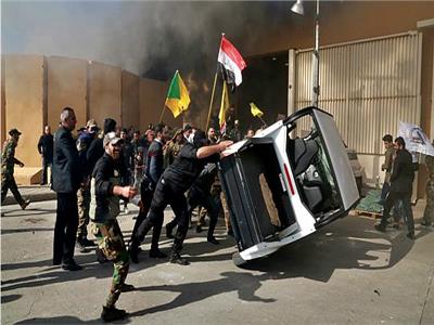 مشهد من محاولة اقتحام متظاهرين لمقر السافرة الأمريكية في بغداد