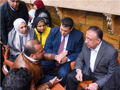 محافظ الإسكندرية يستمع إلى شكاوى الاهالي على مقهى بمنطقة خورشيد
