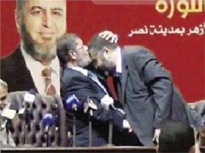 مرسي يقبل رأس خيرت الشاطر 