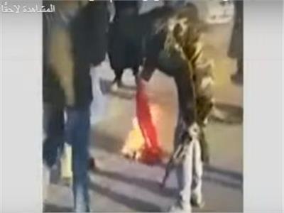 الشباب الليبي يحرق علم تركيا تنديدا بالتدخل في شئون بلادهم