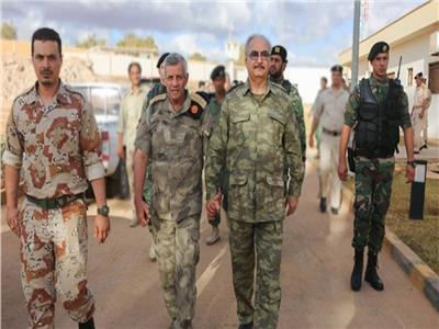 المشير خليفة حفتر برفقة عدد من قادة الجيش الليبي 