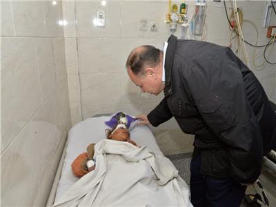 محافظ أسيوط يزور طفلة بالمستشفى الجامعي اثر اصابتها فى انهيار منزلين بمنفلوط