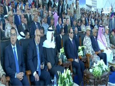 ولى عهد أبو ظبي ونائب وزير الدفاع السعودي بجانب الرئيس خلال افتتاح قاعدة برنيس
